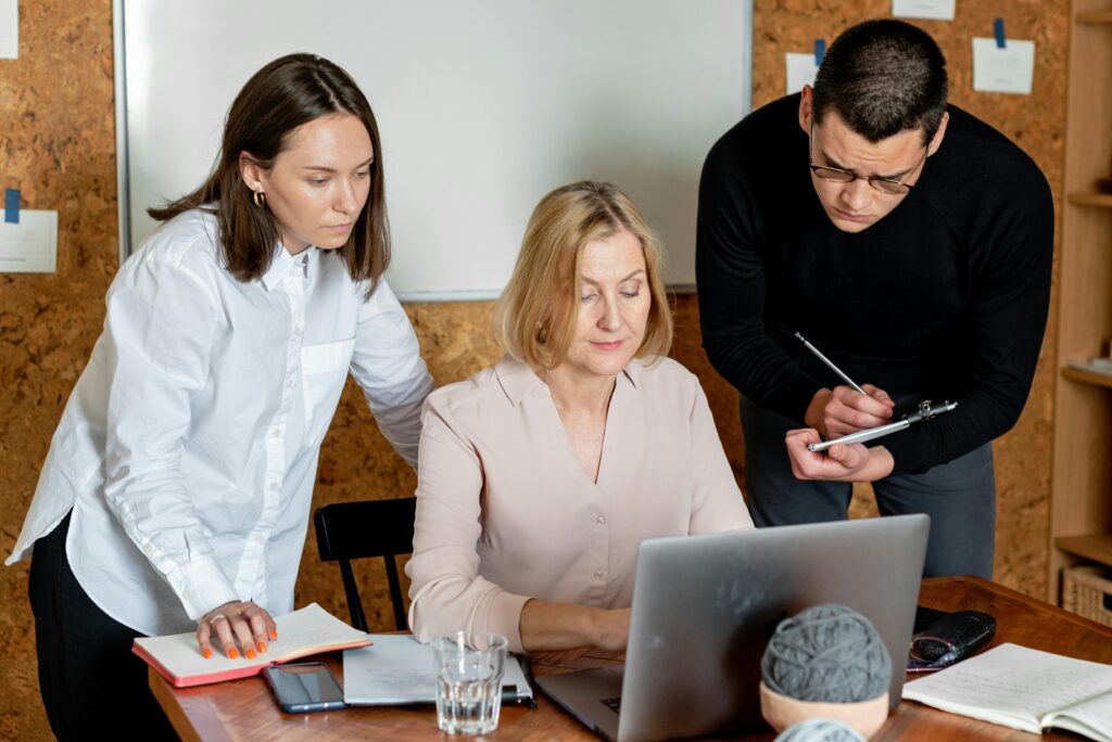 دورة المنهجية المتكاملة لإدارة المشاريع الكبرىPMP pexels mikhail nilov 8872196